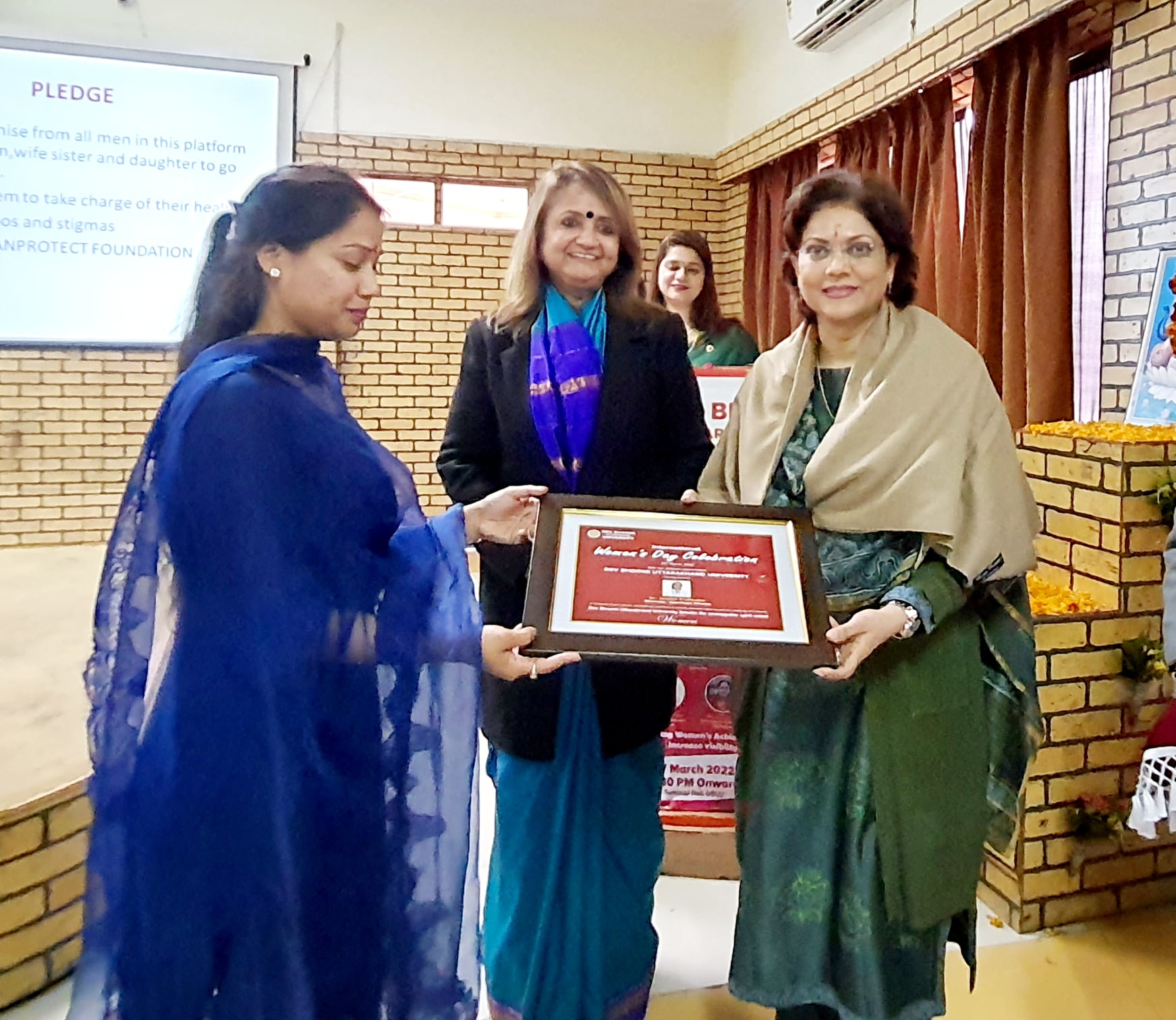 Dr Sumita Prabhakar awarded at Devbhoomi Uttarakhand University