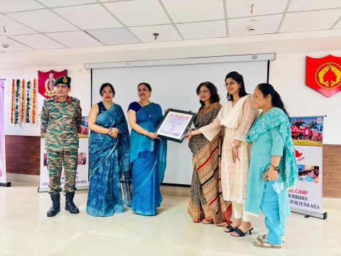 Can Protect Foundation president Dr Sumita Prabhakar honouring Mrs. Sarvit Karu (Chairperson AWAA) for his support for the awareness of breast and cervical cancer