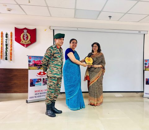 Mr Sarvit Kaur Chairperson AWAA Dehradun, honouring Dr Sumita Prabhakar.